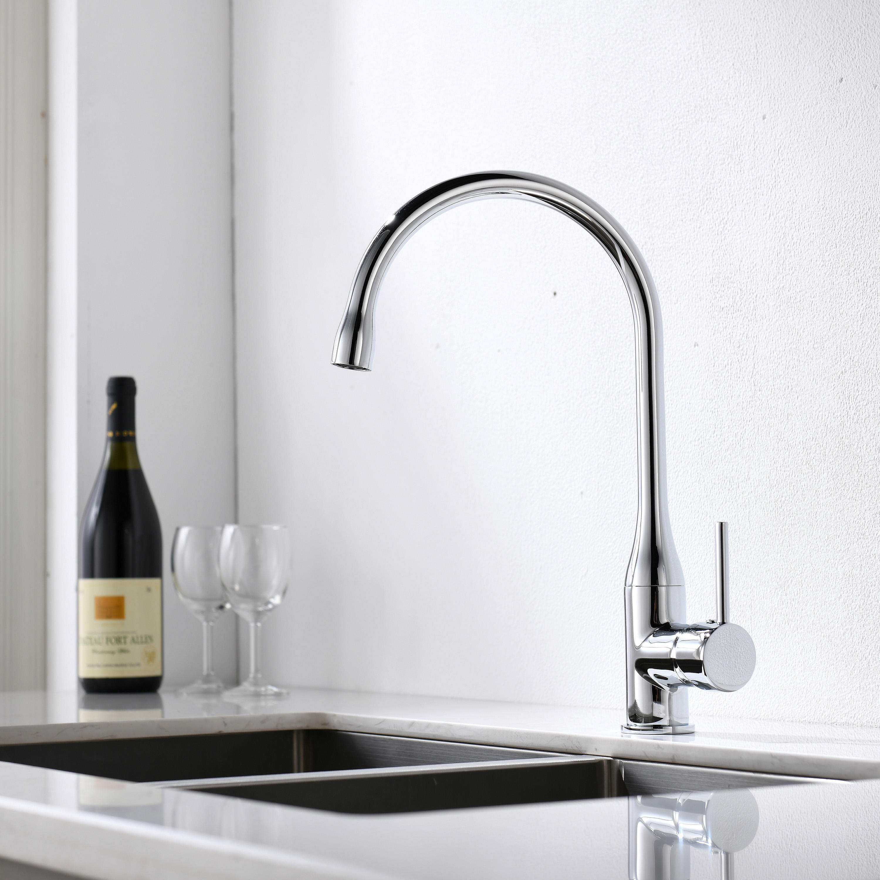 grifo de cocina negro y dorado