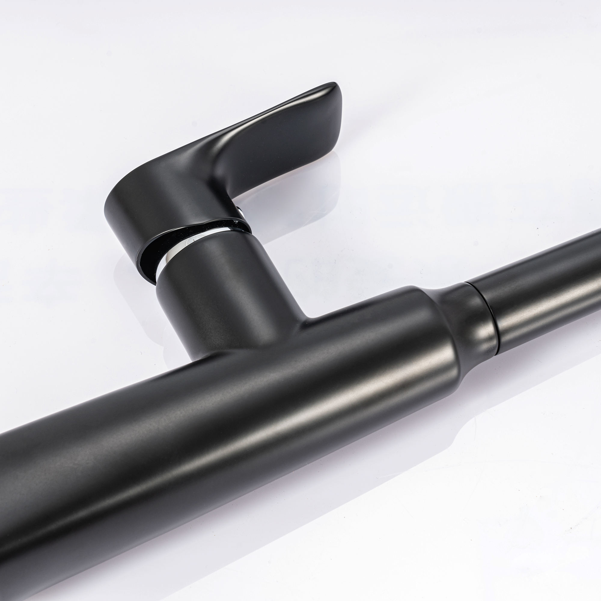 grifo de cocina negro y dorado