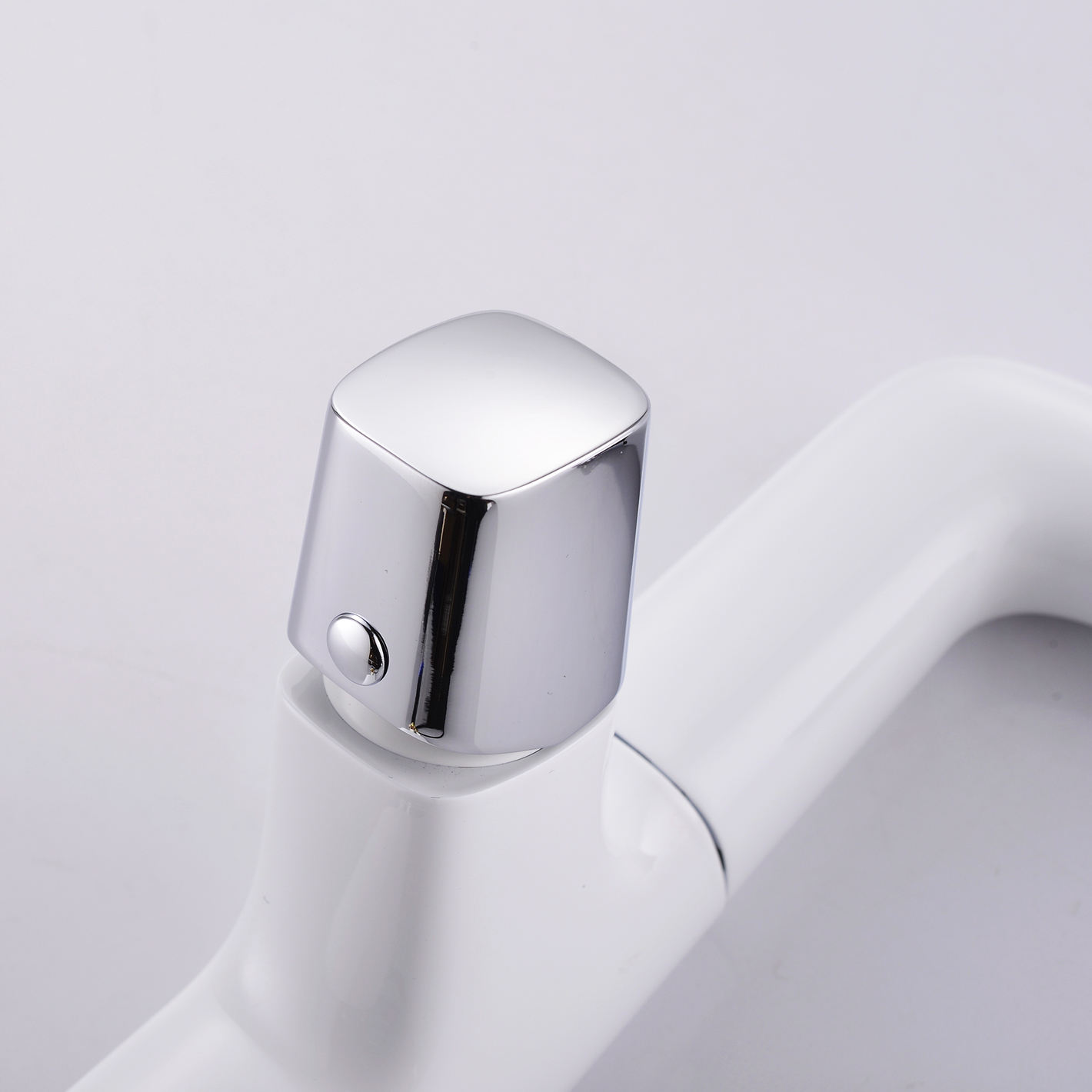 tocador de ba&ntilde;o con grifo